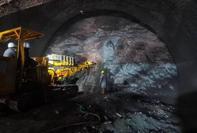 渝萬高鐵建設(shè)再傳捷報(bào)！萬州段首座八公里級(jí)長隧道提前貫通，國產(chǎn)大型機(jī)械顯神威